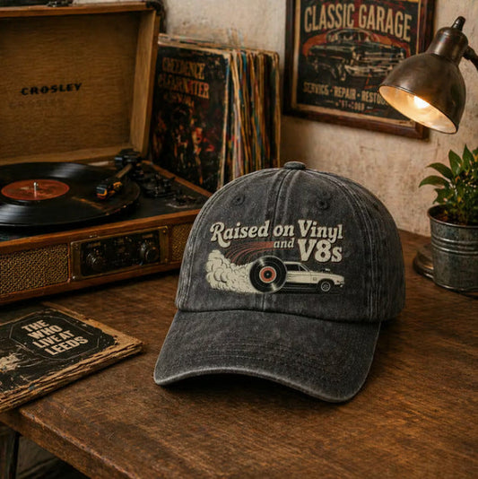 🏽Sista dagen med 49 % rabatt – ”Raised on Vinyl and V8s” – den broderade klassiska kepsen för motorentusiaster