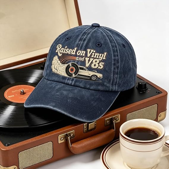 🏽Sista dagen med 49 % rabatt – ”Raised on Vinyl and V8s” – den broderade klassiska kepsen för motorentusiaster
